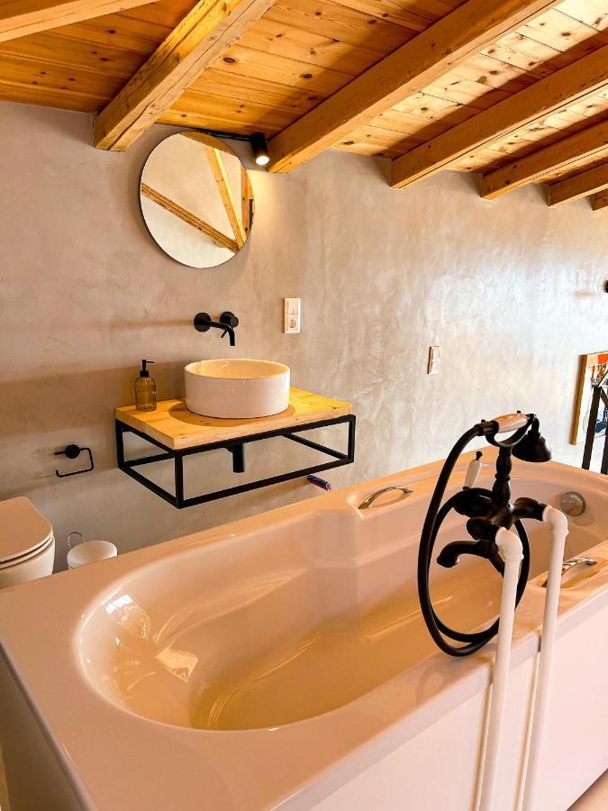 Modern Stone Villas With Swimming Pool อลิเวรี ภายนอก รูปภาพ
